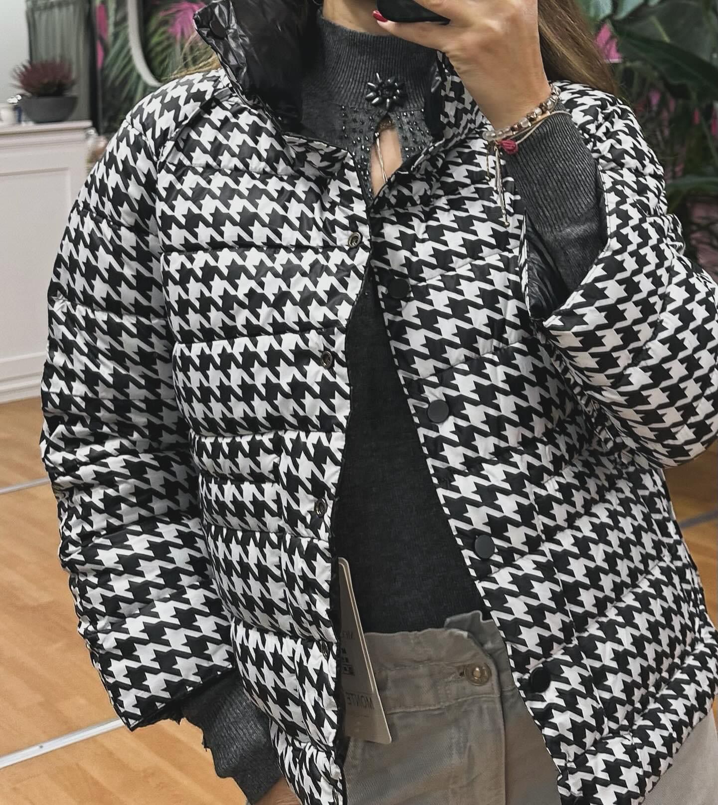 GEACA NEAGRA REVERSIBILA CU CUSATURI - Magazin de haine online